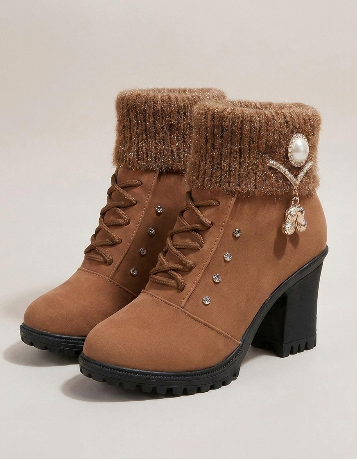 PLUXSTYLE::numise::everyday-chunky-heel-boots::closeup-detail