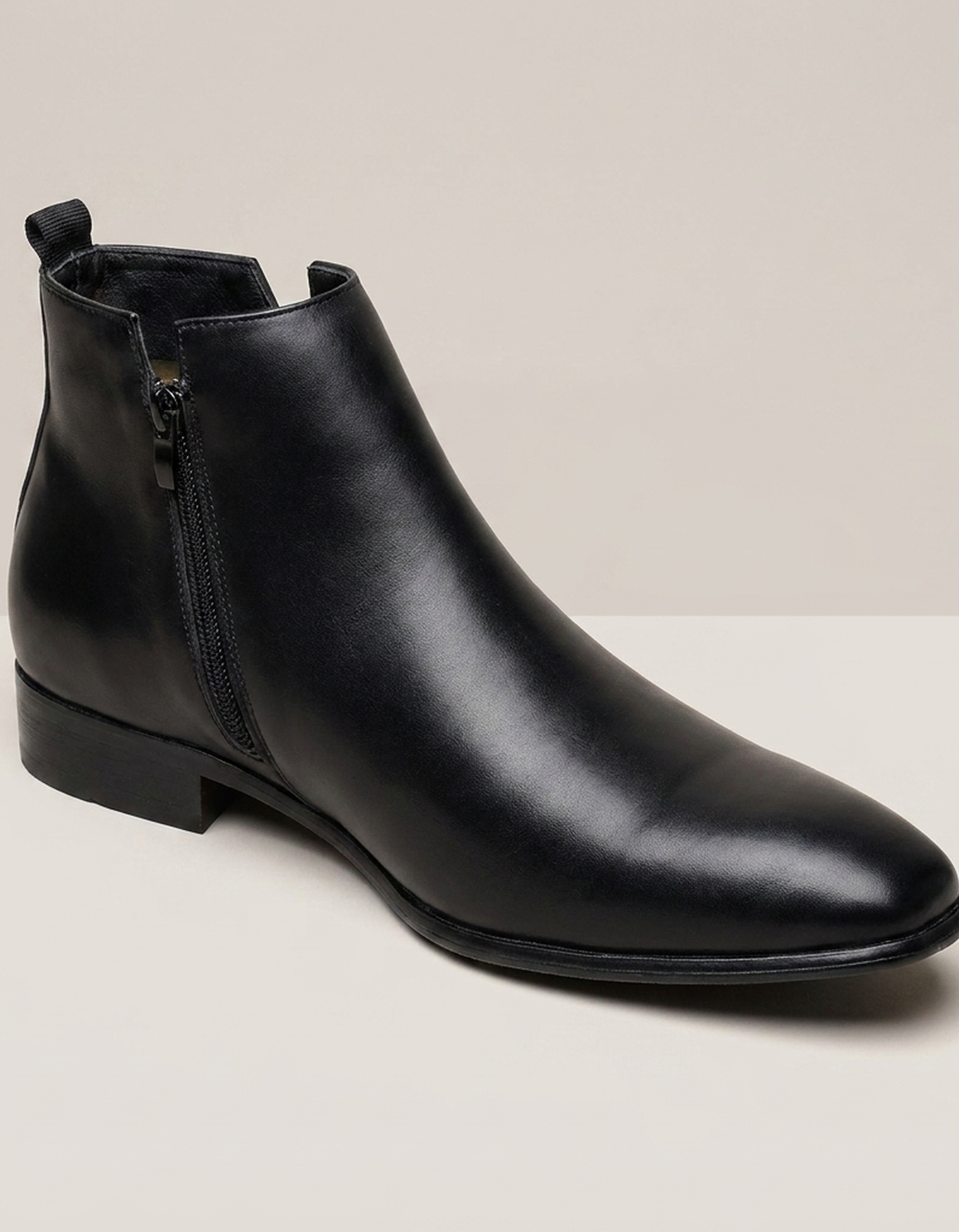 PLUXSTYLE::numise::mens-pointed-toe-chelsea-boots::closeup-hero
