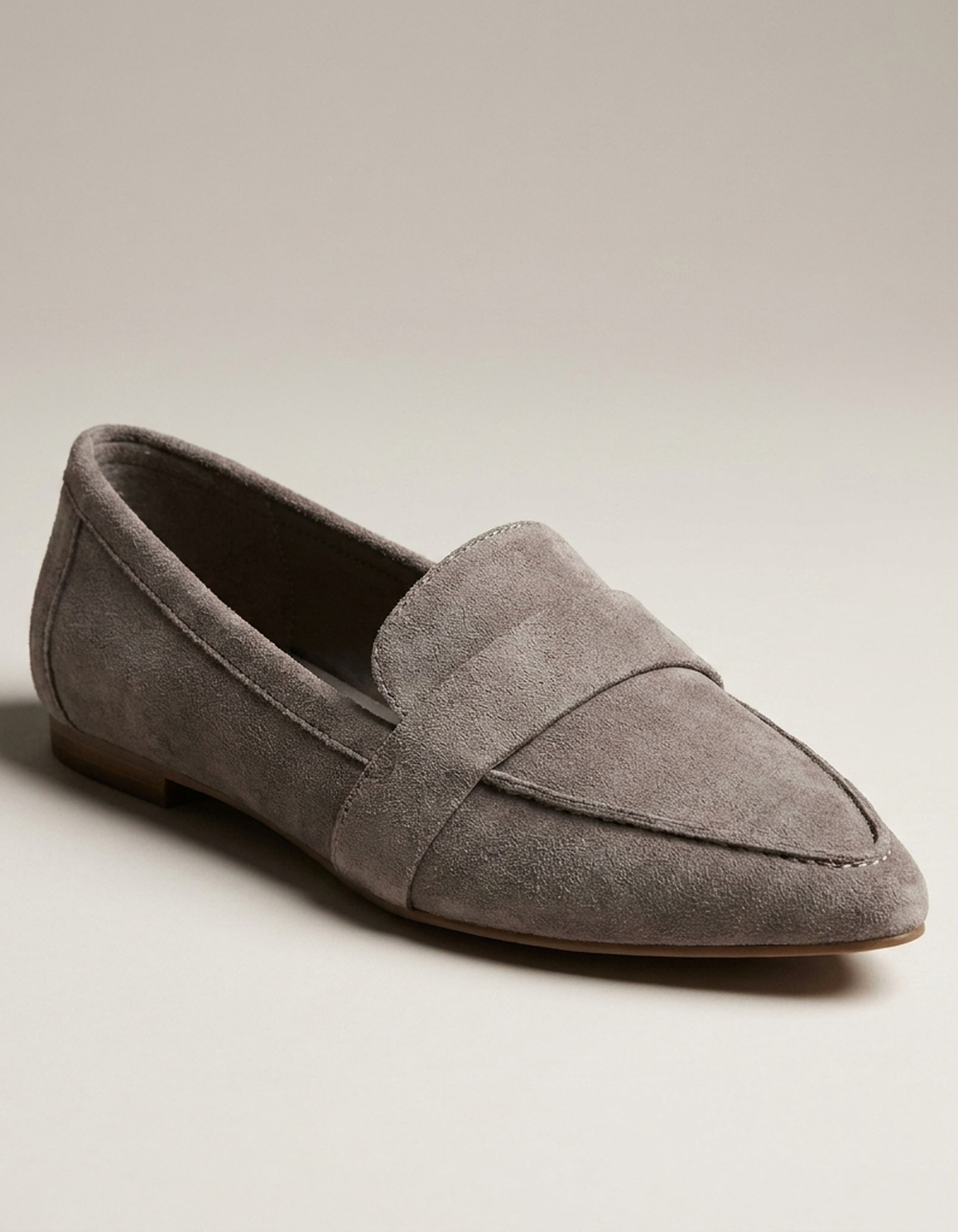 PLUXSTYLE::numise::henry-sleek-pointed-toe-loafers::closeup-hero