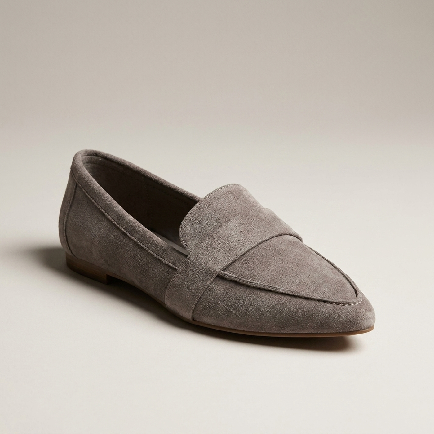 PLUXSTYLE::numise::henry-sleek-pointed-toe-loafers::closeup-hero