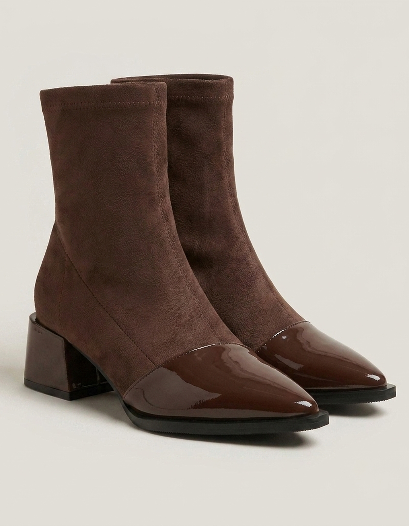 PLUXSTYLE::numise::gloss-detail-block-heel-ankle-boots::closeup-detail