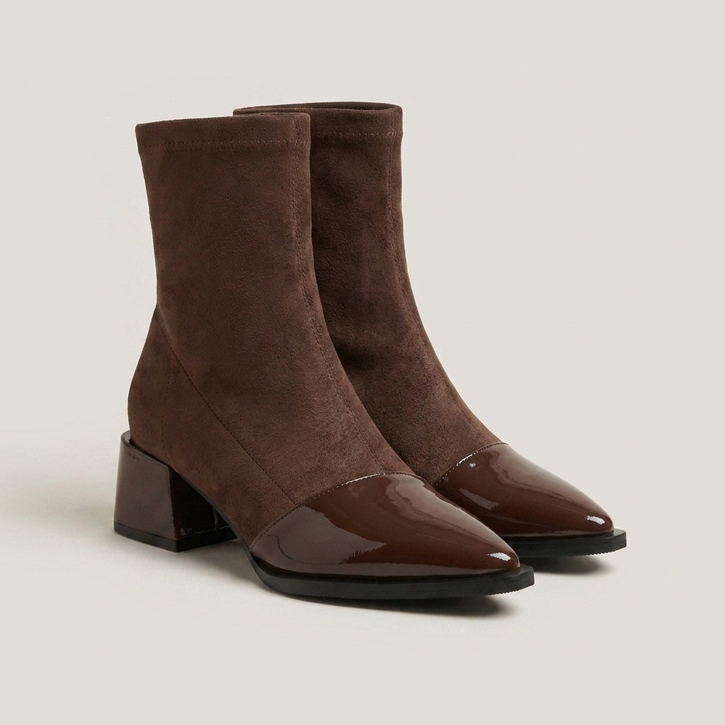 PLUXSTYLE::numise::gloss-detail-block-heel-ankle-boots::closeup-detail
