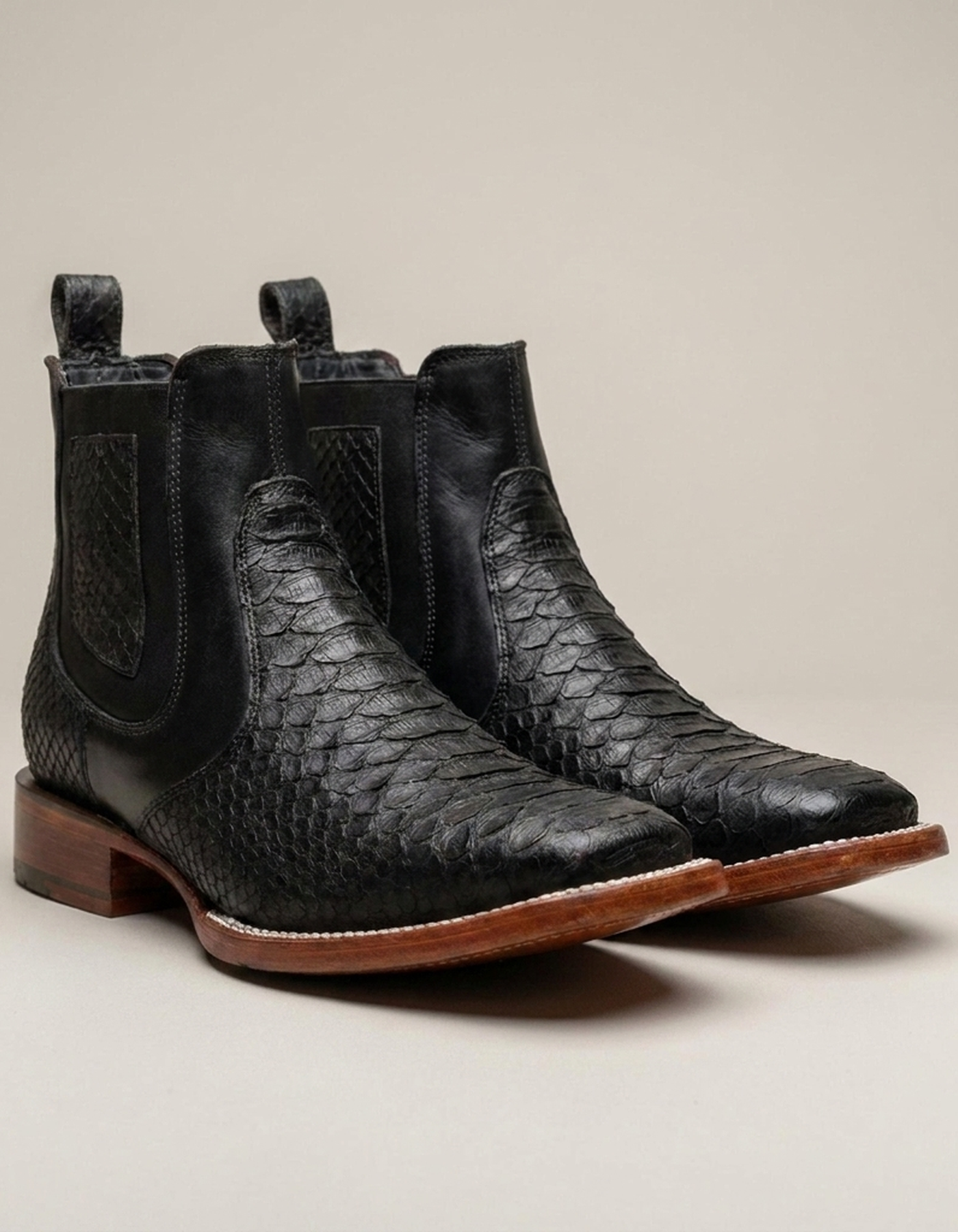 PLUXSTYLE::numise::mens-m1-vintage-boots::closeup-detail