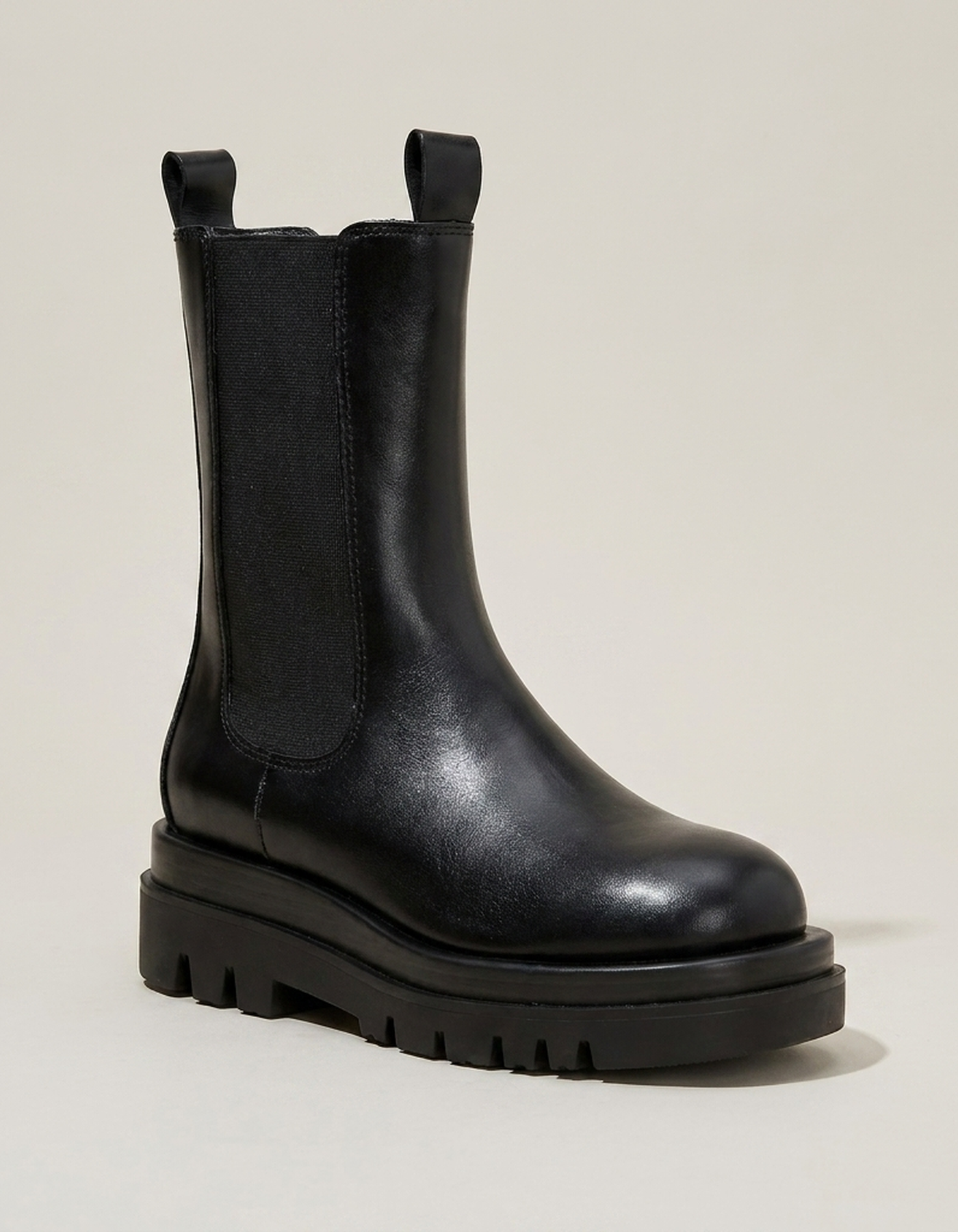 PLUXSTYLE::numise::urban-platform-chelsea-boots::closeup-hero