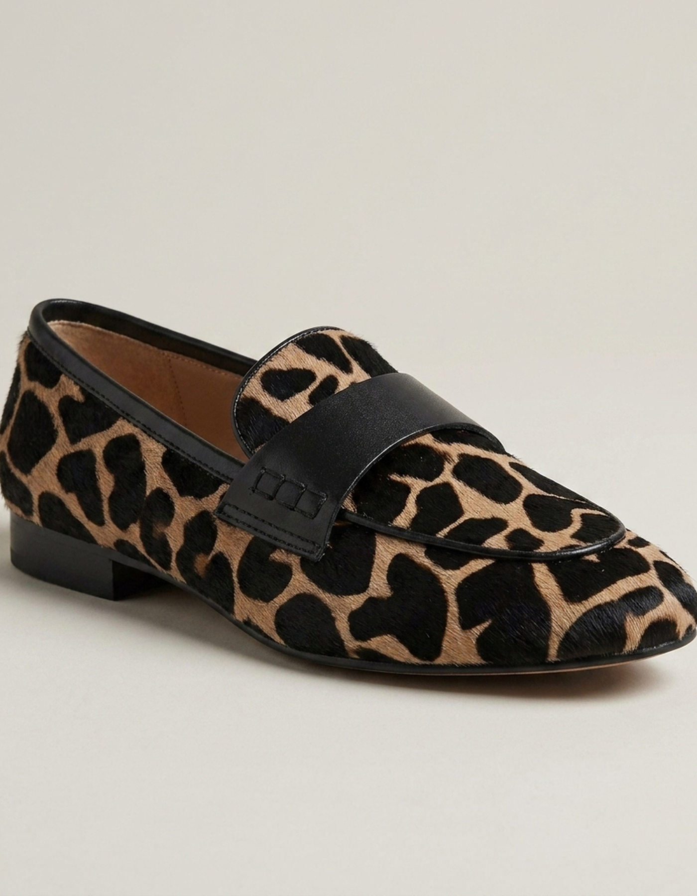 PLUXSTYLE::numise::cushioned-animal-print-loafers::closeup-hero