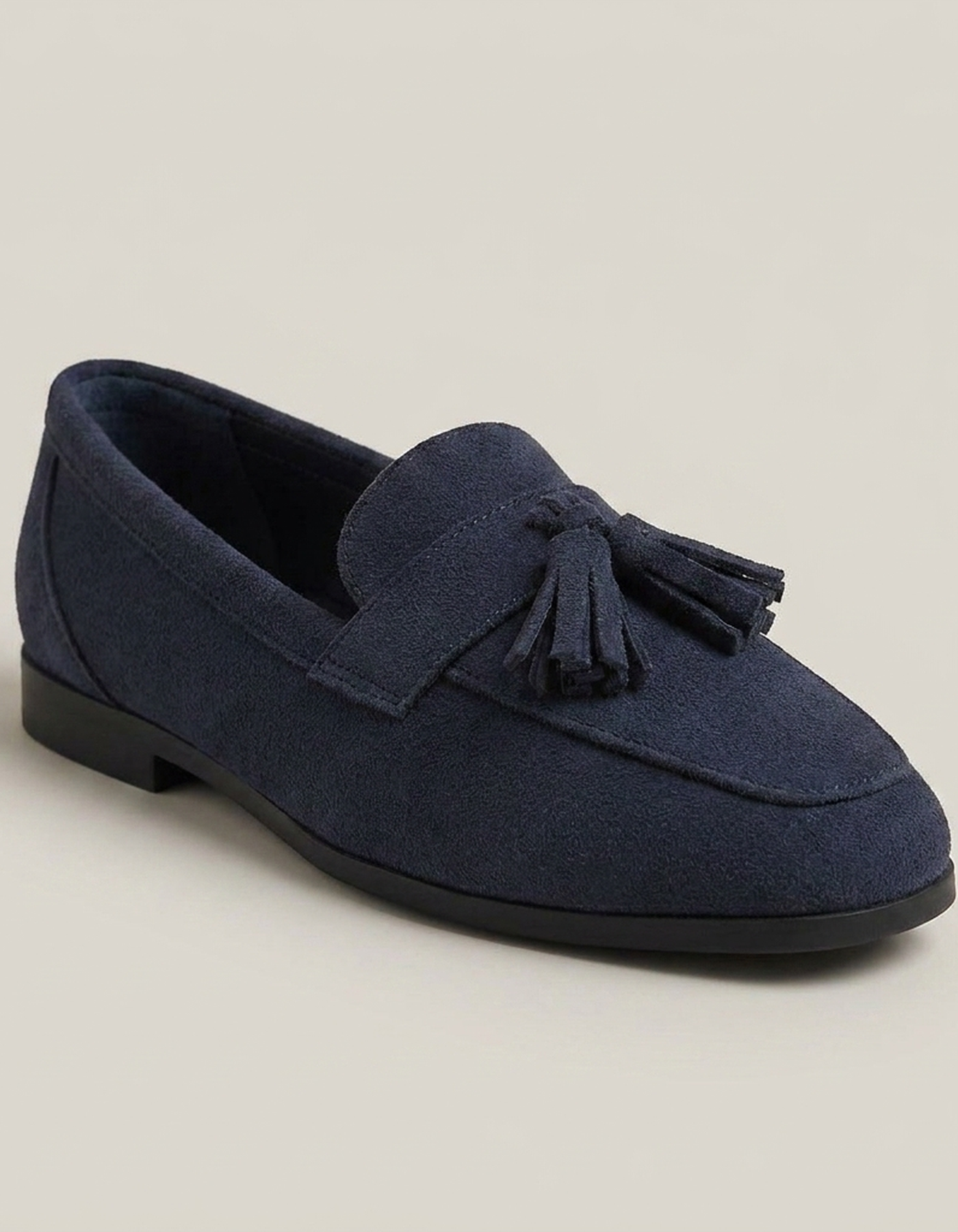 PLUXSTYLE::numise::square-toe-fringe-loafers::closeup-hero