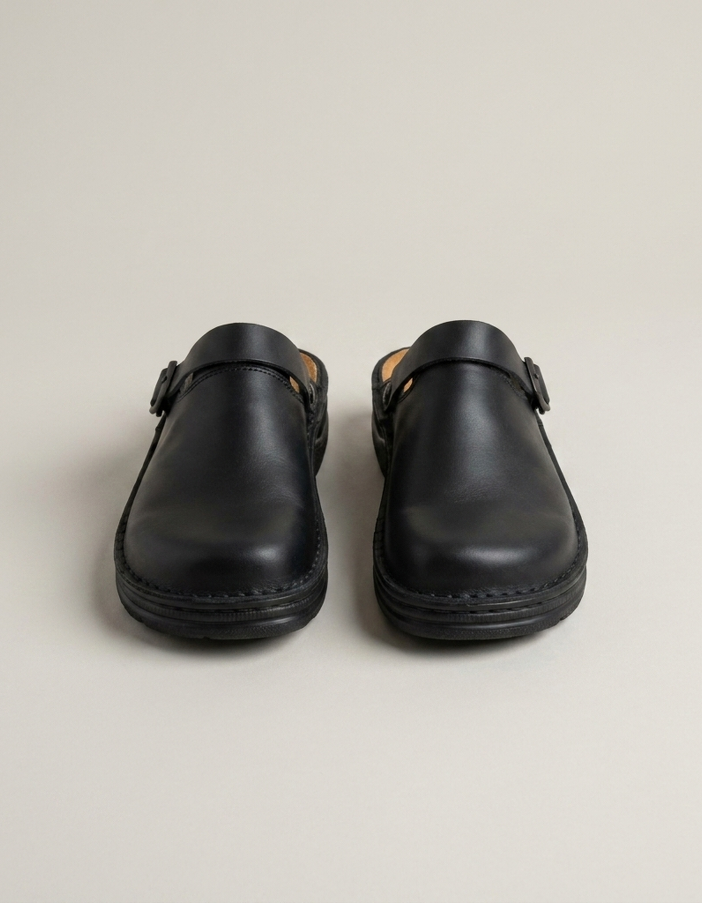 PLUXSTYLE::numise::orion-supportive-vintage-clogs::pack-black