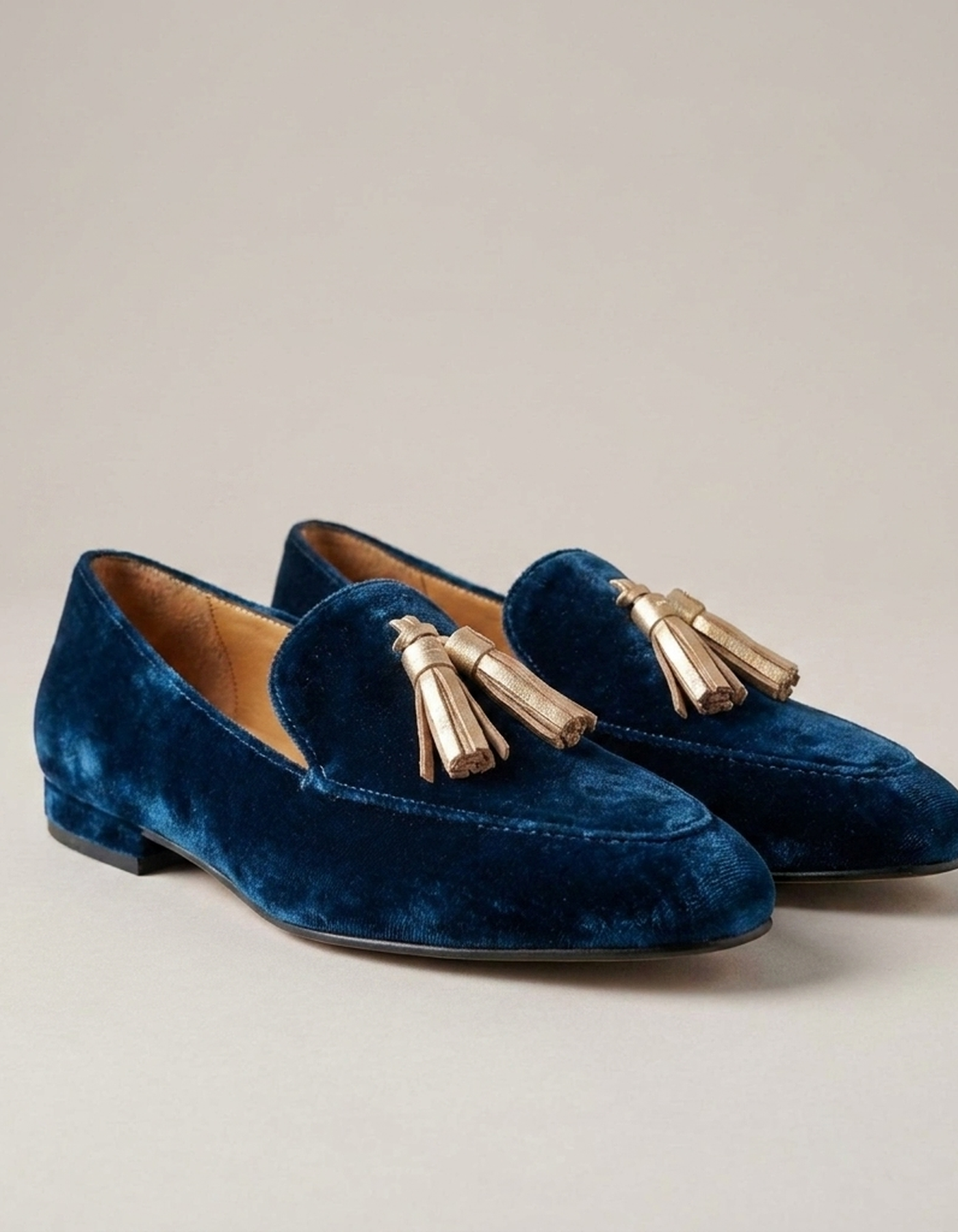PLUXSTYLE::numise::alessyra-tassel-loafers::closeup-detail