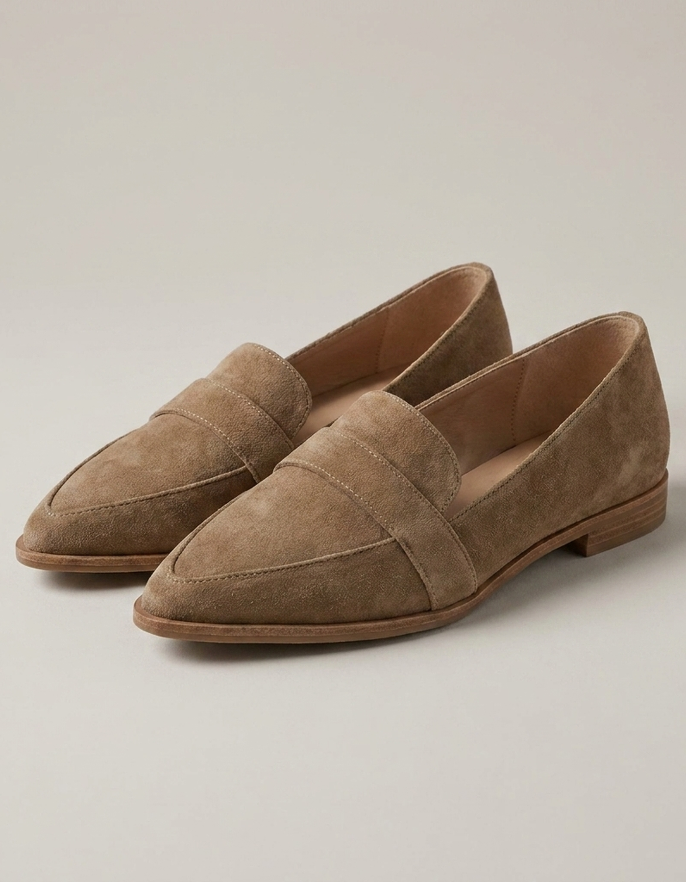 PLUXSTYLE::numise::pointed-toe-comfort-loafers::closeup-detail