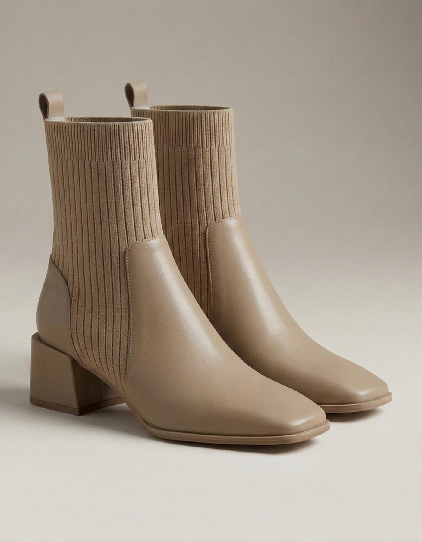 PLUXSTYLE::numise::pointed-toe-chelsea-ankle-boots::closeup-detail