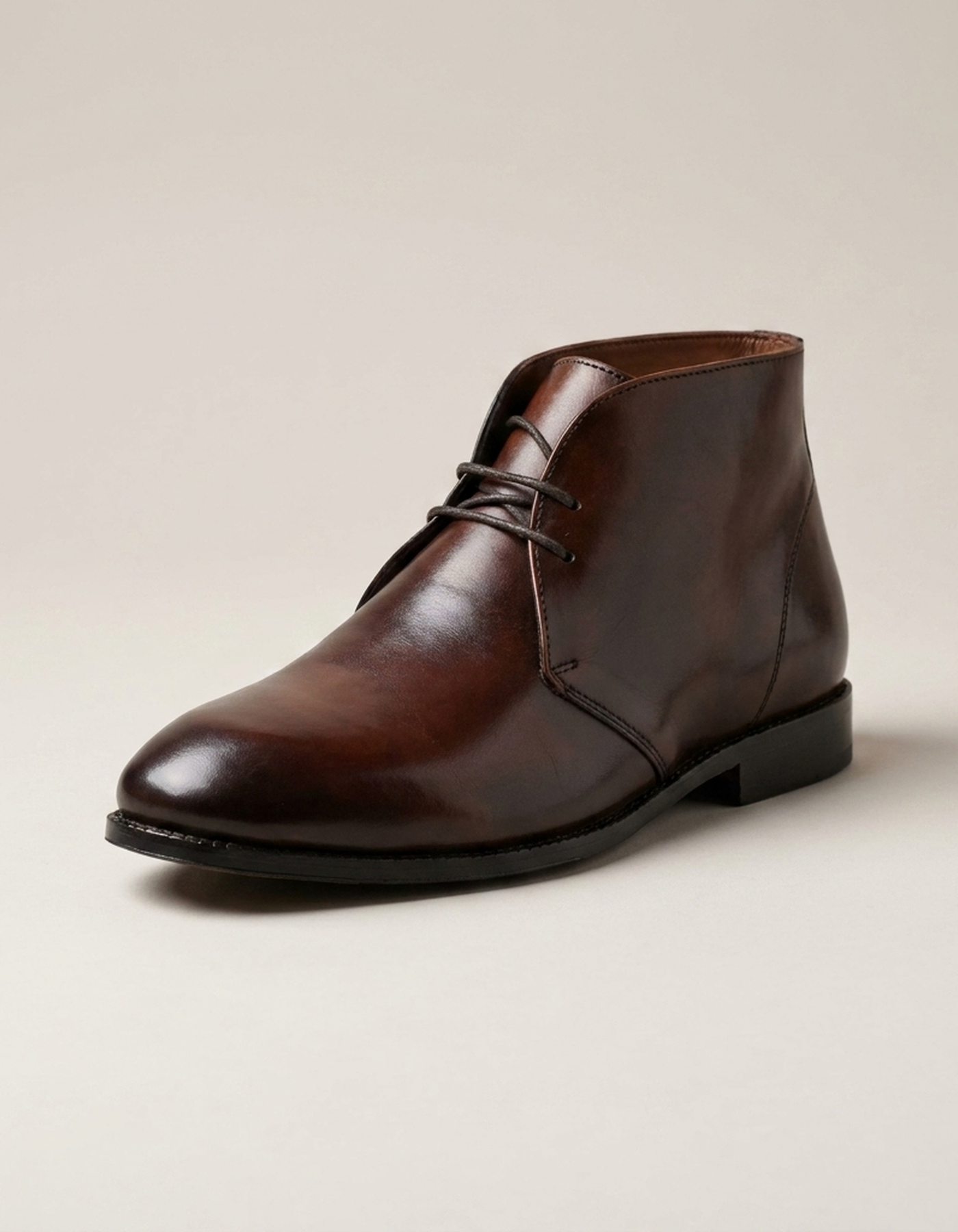 PLUXSTYLE::numise::mens-everyday-chukka-boots::closeup-hero