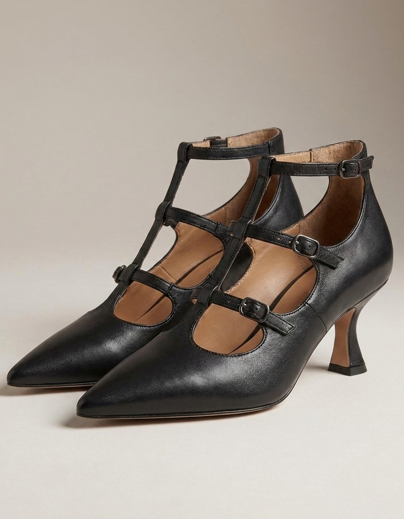 PLUXSTYLE::numise::pointed-t-bar-mid-heel-footwear::closeup-detail