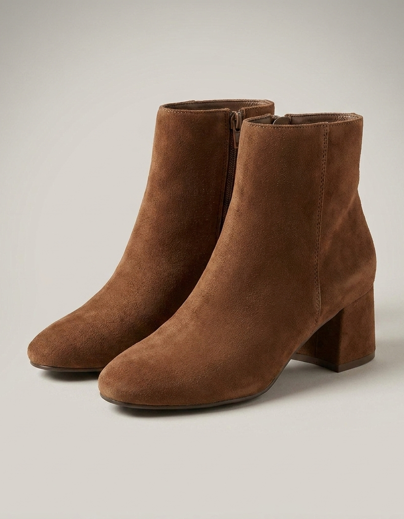 PLUXSTYLE::numise::pointed-toe-block-heel-ankle-boots::closeup-detail