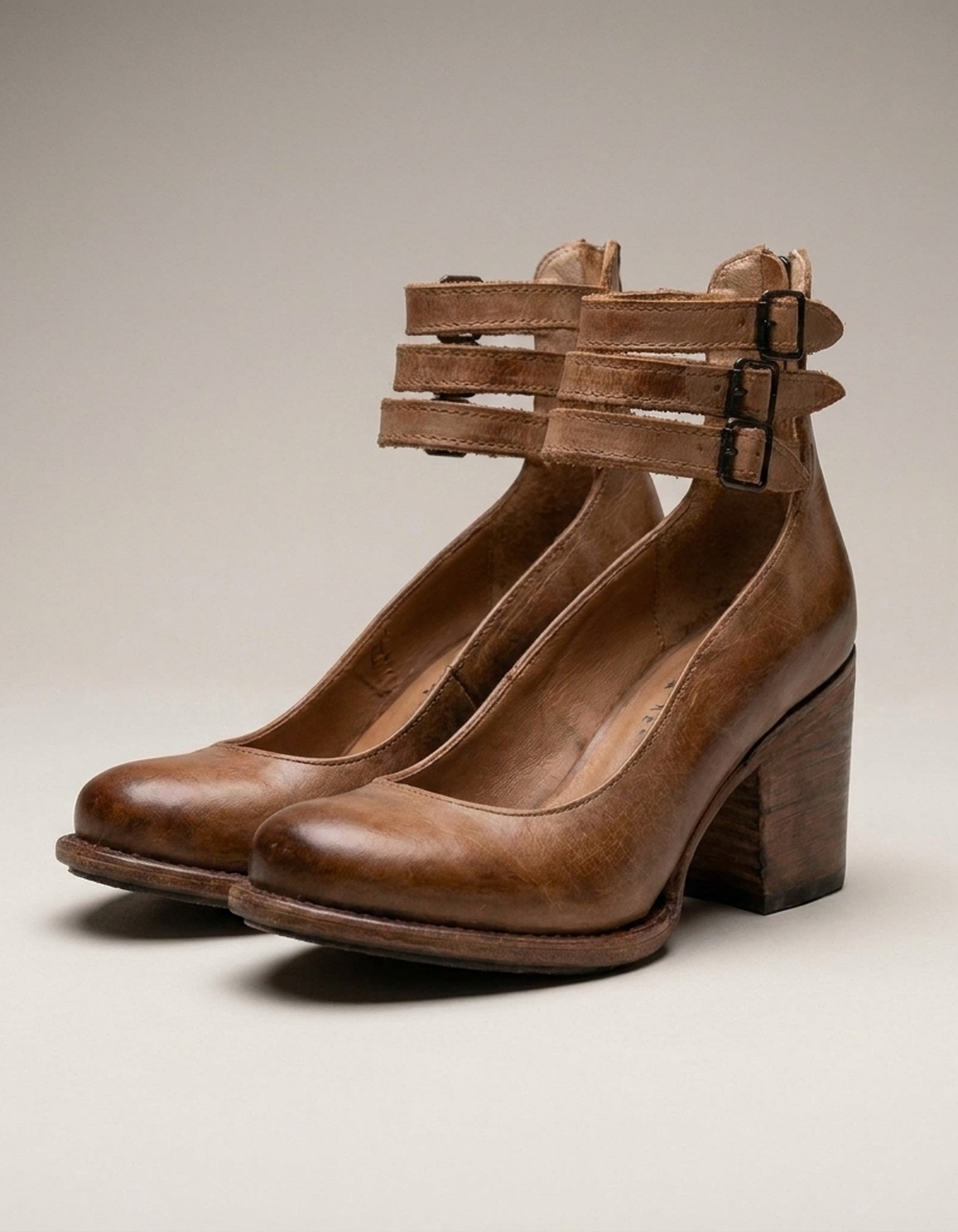 PLUXSTYLE::numise::graceful-comfort-ankle-boots::closeup-detail