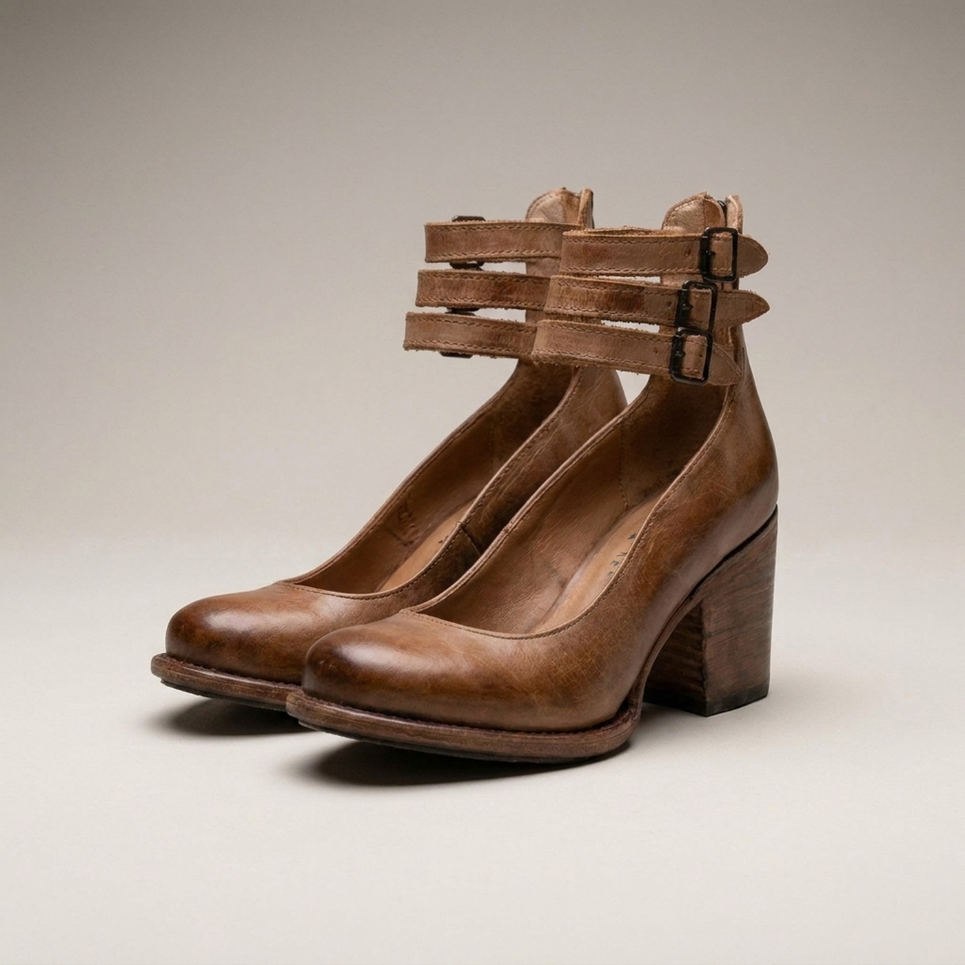 PLUXSTYLE::numise::graceful-comfort-ankle-boots::closeup-detail