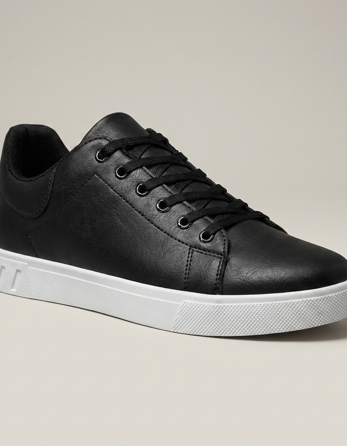 PLUXSTYLE::numise::mens-refined-everyday-sneakers::closeup-hero
