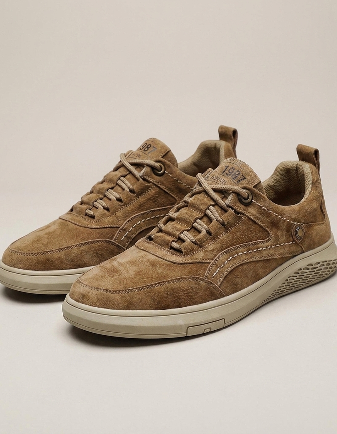 PLUXSTYLE::numise::mens-everyday-urban-sneakers::closeup-detail