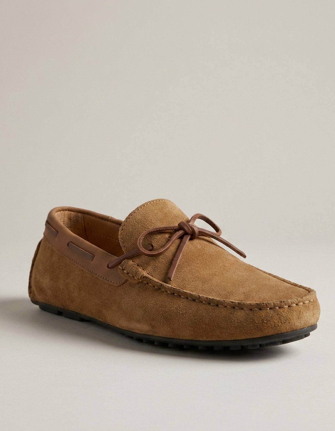 PLUXSTYLE::numise::mens-bow-lace-driving-loafers::closeup-hero