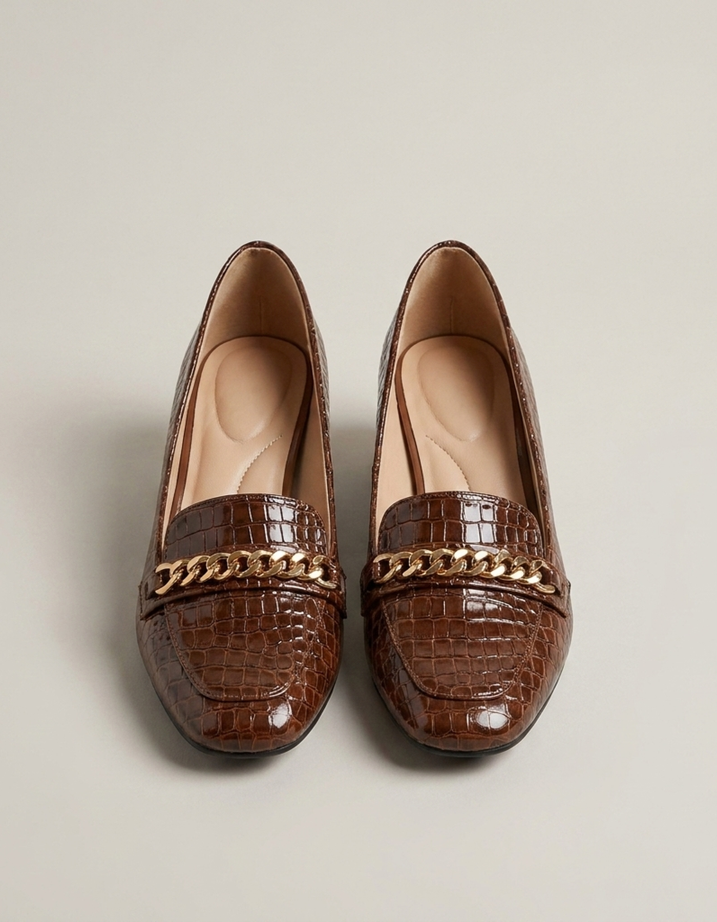 PLUXSTYLE::numise::ava-chain-detail-block-heel-loafers::pack-brown