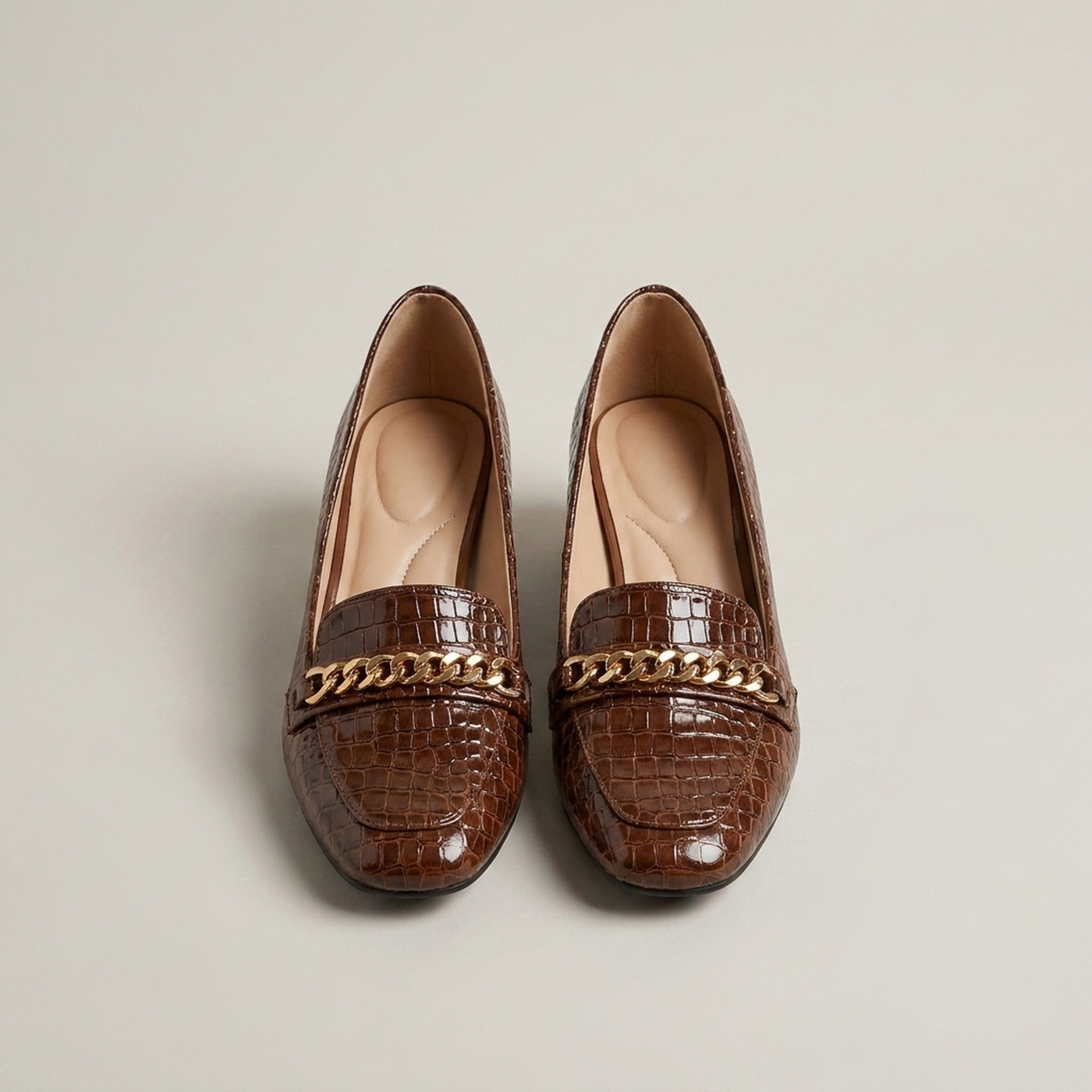 PLUXSTYLE::numise::ava-chain-detail-block-heel-loafers::pack-brown