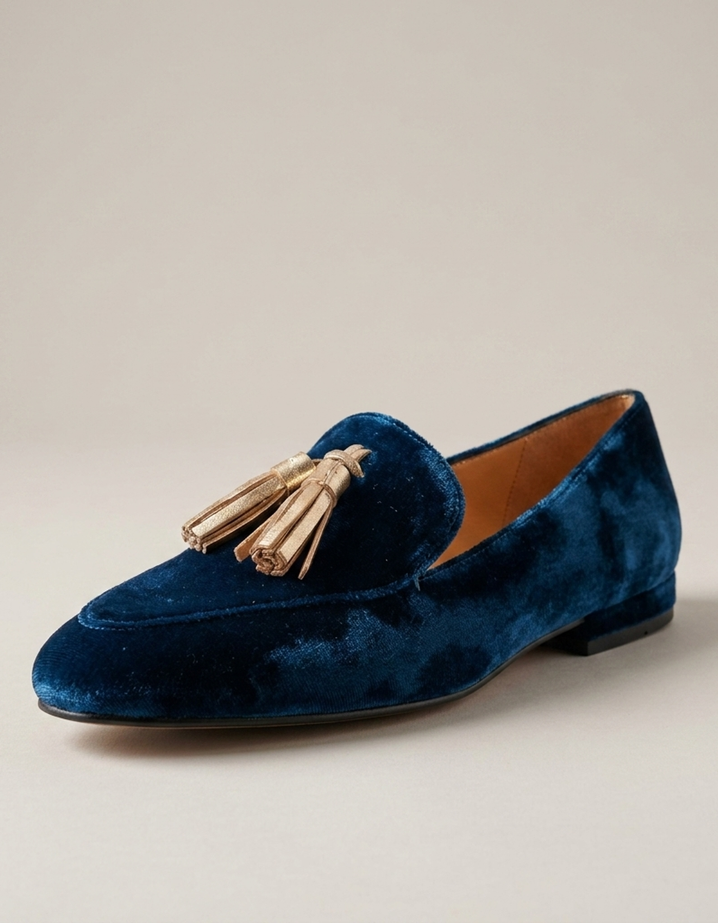 PLUXSTYLE::numise::alessyra-tassel-loafers::closeup-hero