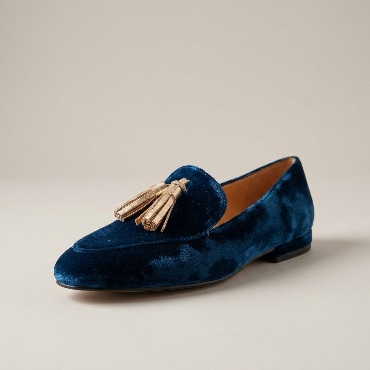 PLUXSTYLE::numise::alessyra-tassel-loafers::closeup-hero
