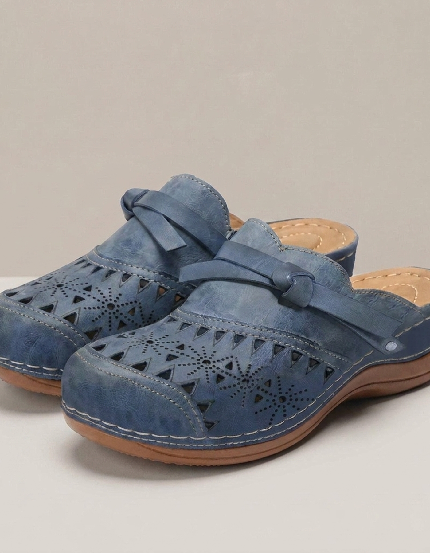 PLUXSTYLE::numise::womens-adjustable-everyday-clogs::closeup-detail