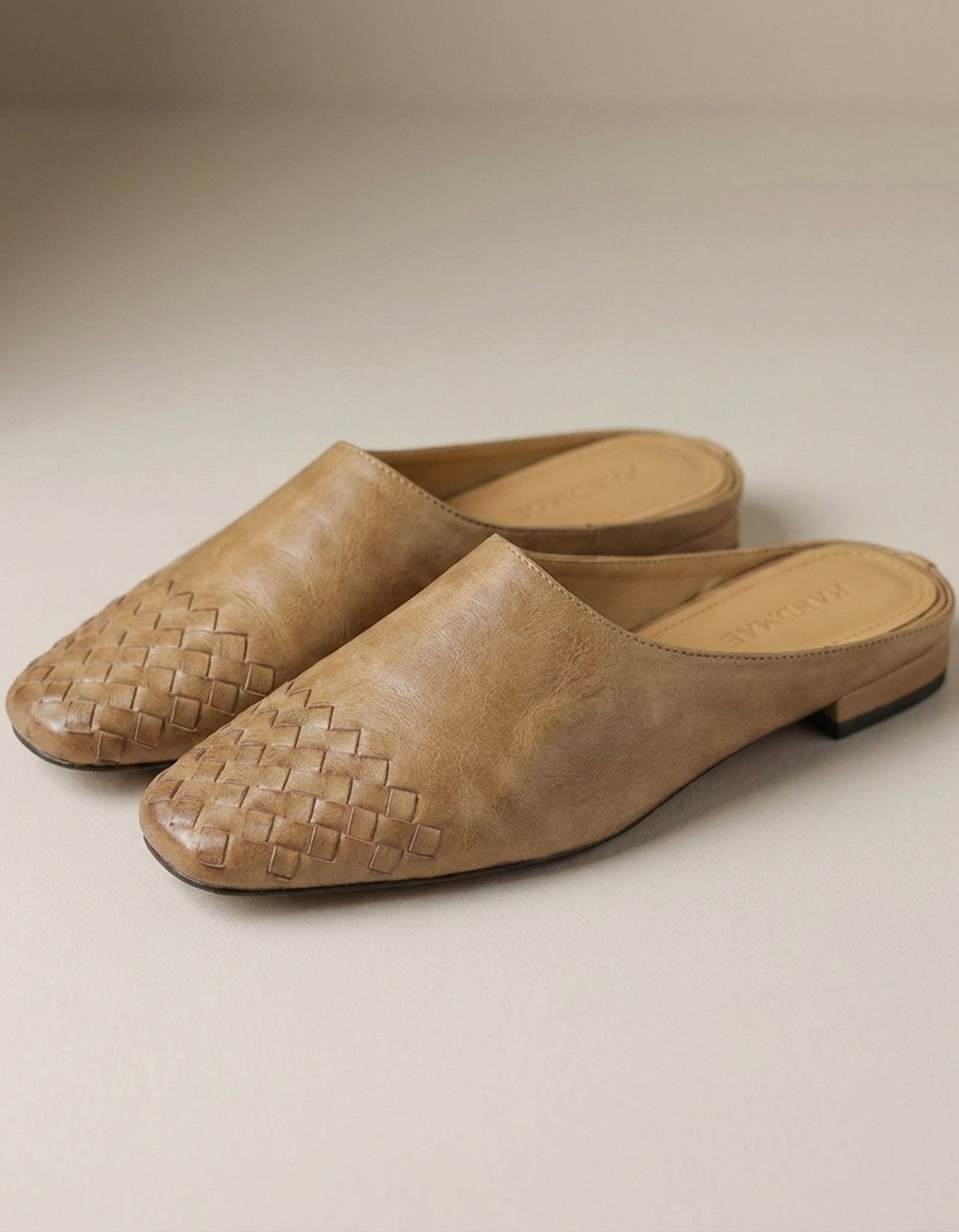 PLUXSTYLE::numise::woven-square-toe-mules::closeup-detail