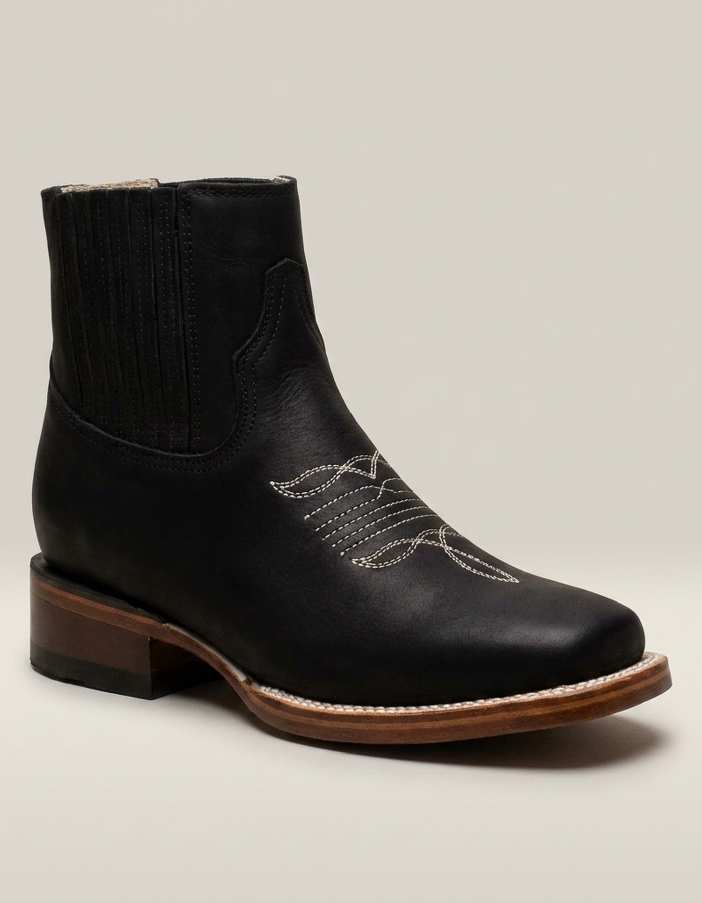 PLUXSTYLE::numise::mens-bulldog-boots-in-black::closeup-hero