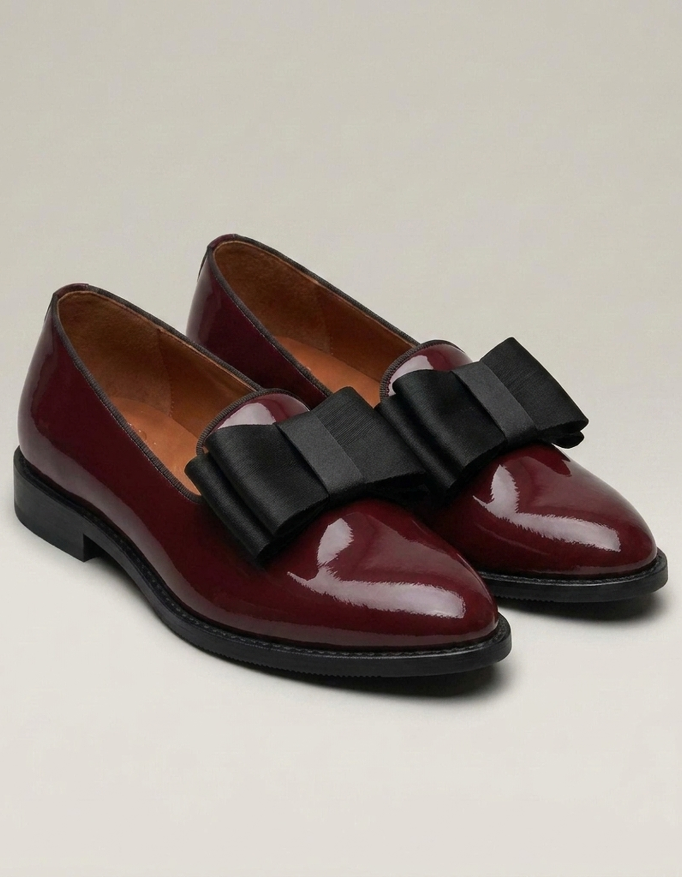 PLUXSTYLE::numise::womens-flexible-sole-loafers::closeup-detail