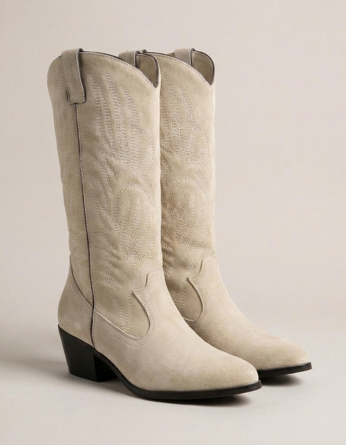 PLUXSTYLE::numise::womens-pointed-toe-western-boots::closeup-detail
