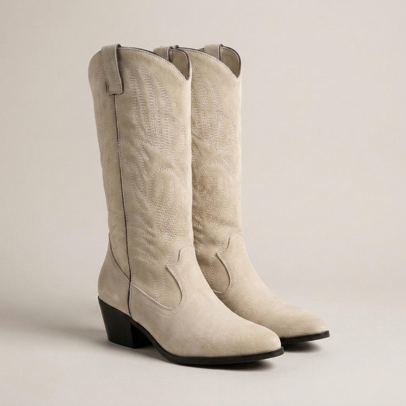 PLUXSTYLE::numise::womens-pointed-toe-western-boots::closeup-detail