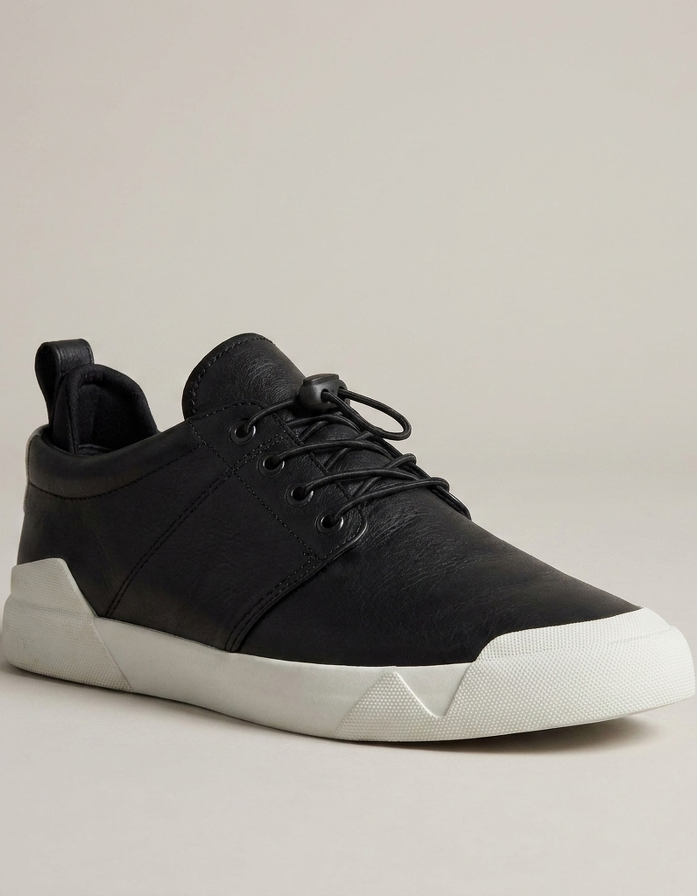 PLUXSTYLE::numise::mens-quick-lace-low-top-sneakers::closeup-hero