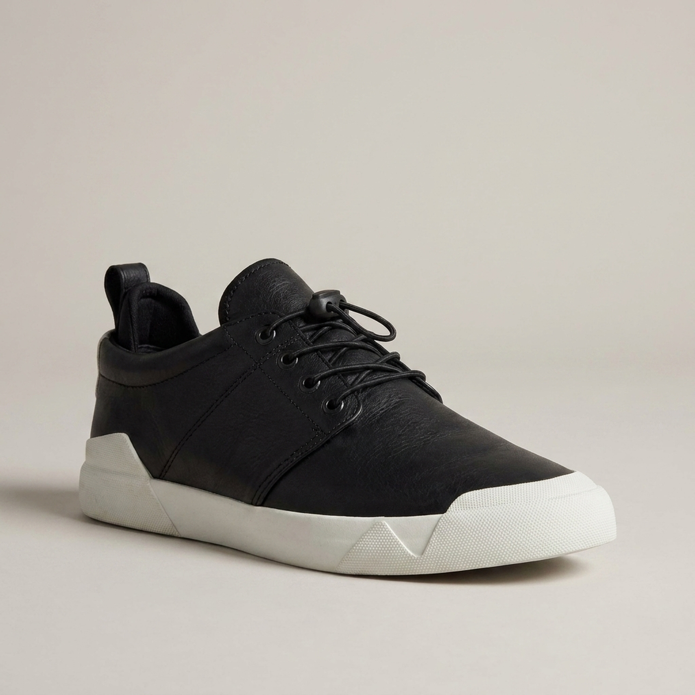 PLUXSTYLE::numise::mens-quick-lace-low-top-sneakers::closeup-hero
