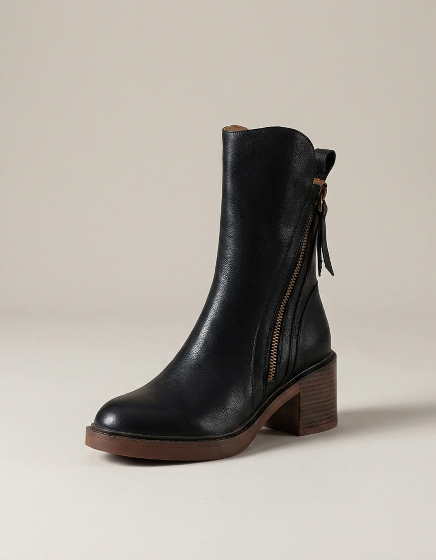 PLUXSTYLE::numise::alina-timeless-ankle-boots::closeup-hero