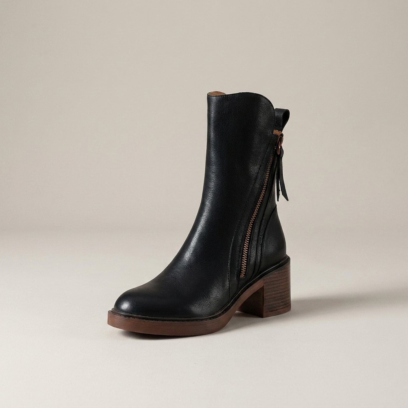 PLUXSTYLE::numise::alina-timeless-ankle-boots::closeup-hero