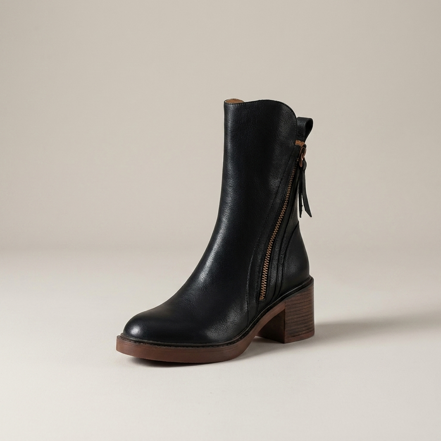 PLUXSTYLE::numise::alina-timeless-ankle-boots::closeup-hero