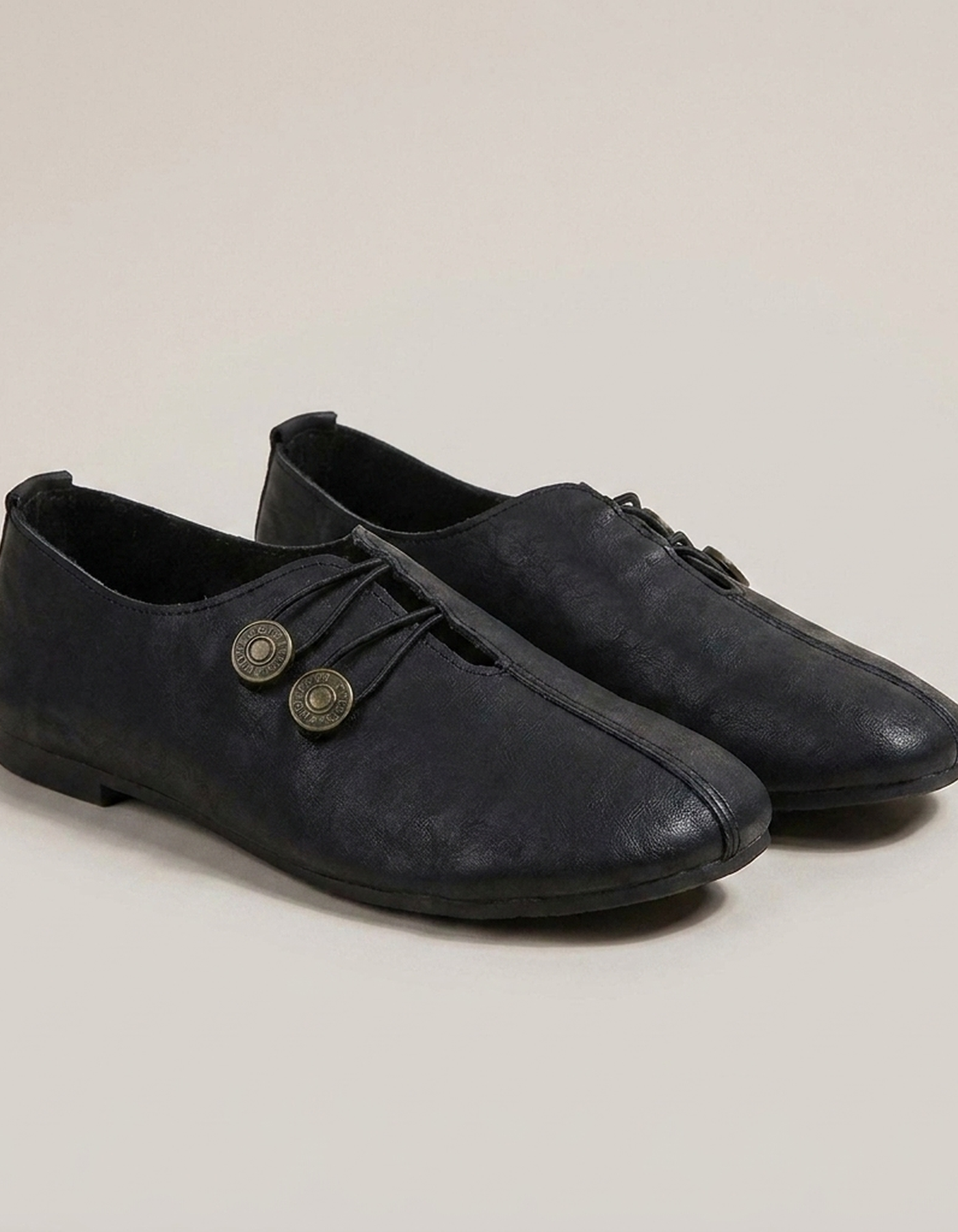 PLUXSTYLE::numise::jaimy-easy-fit-loafers::closeup-detail