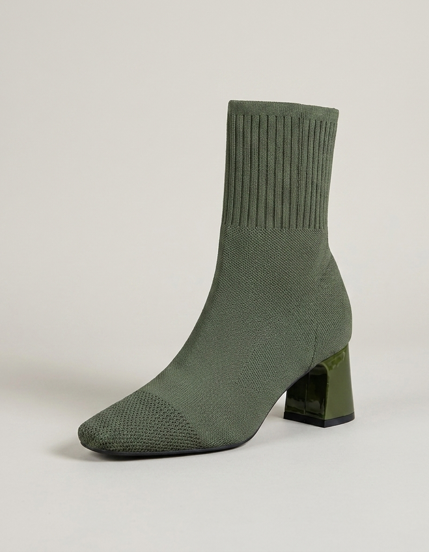 PLUXSTYLE::numise::pointed-toe-slip-on-ankle-boots::closeup-hero