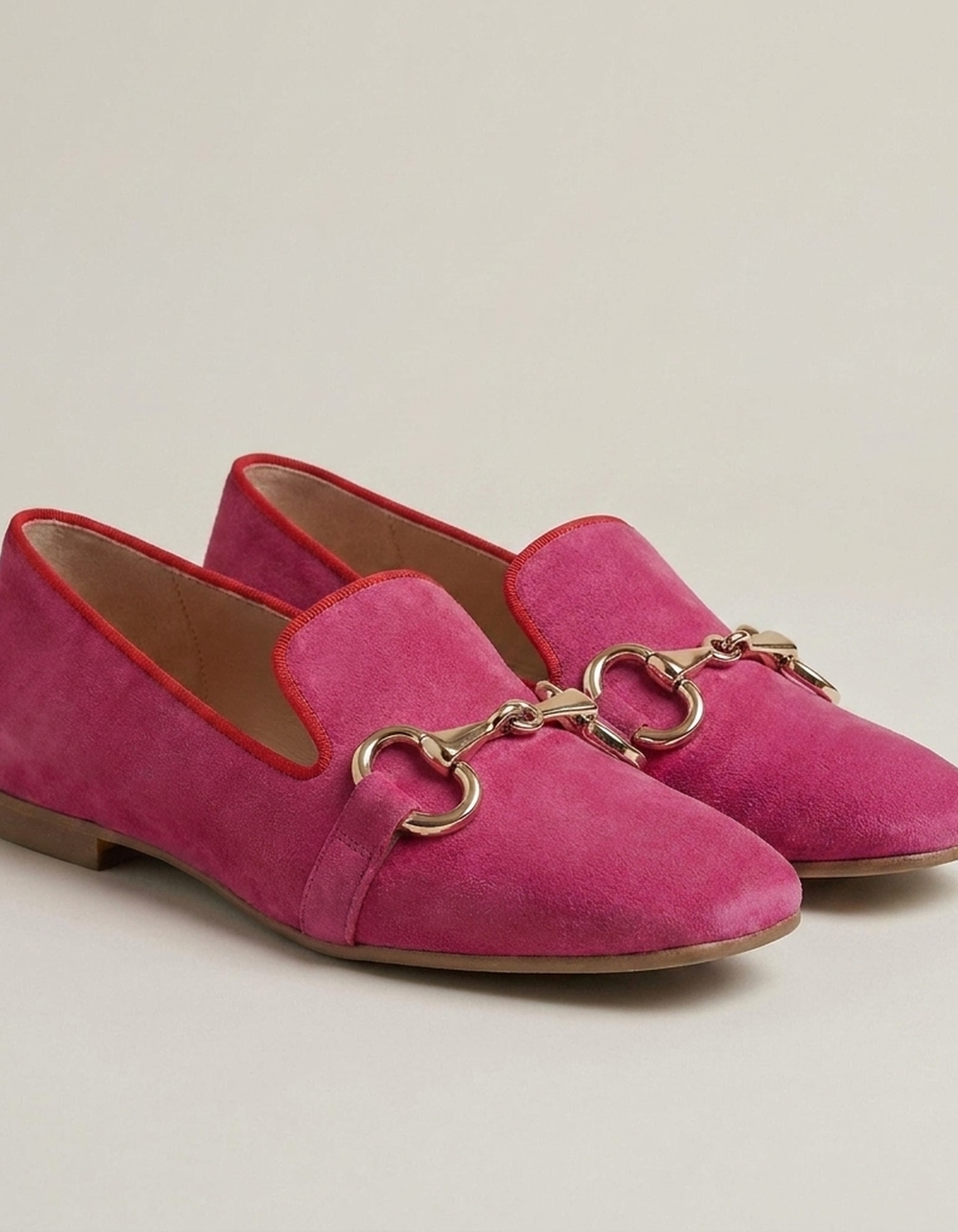 PLUXSTYLE::numise::ava-deep-pink-chain-loafers::closeup-detail