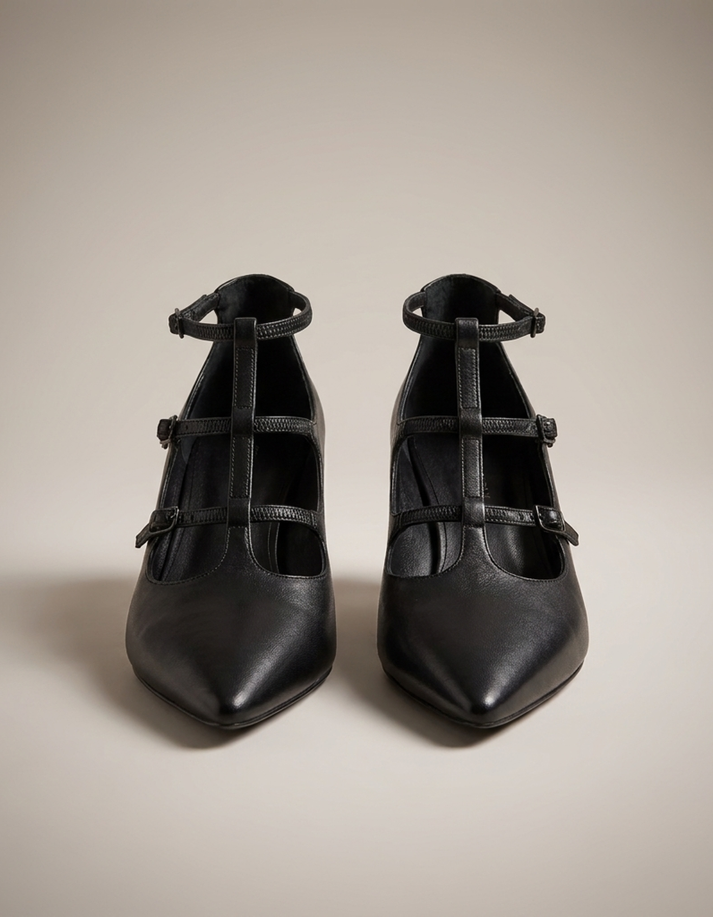 PLUXSTYLE::numise::pointed-t-bar-mid-heel-footwear::pack-black