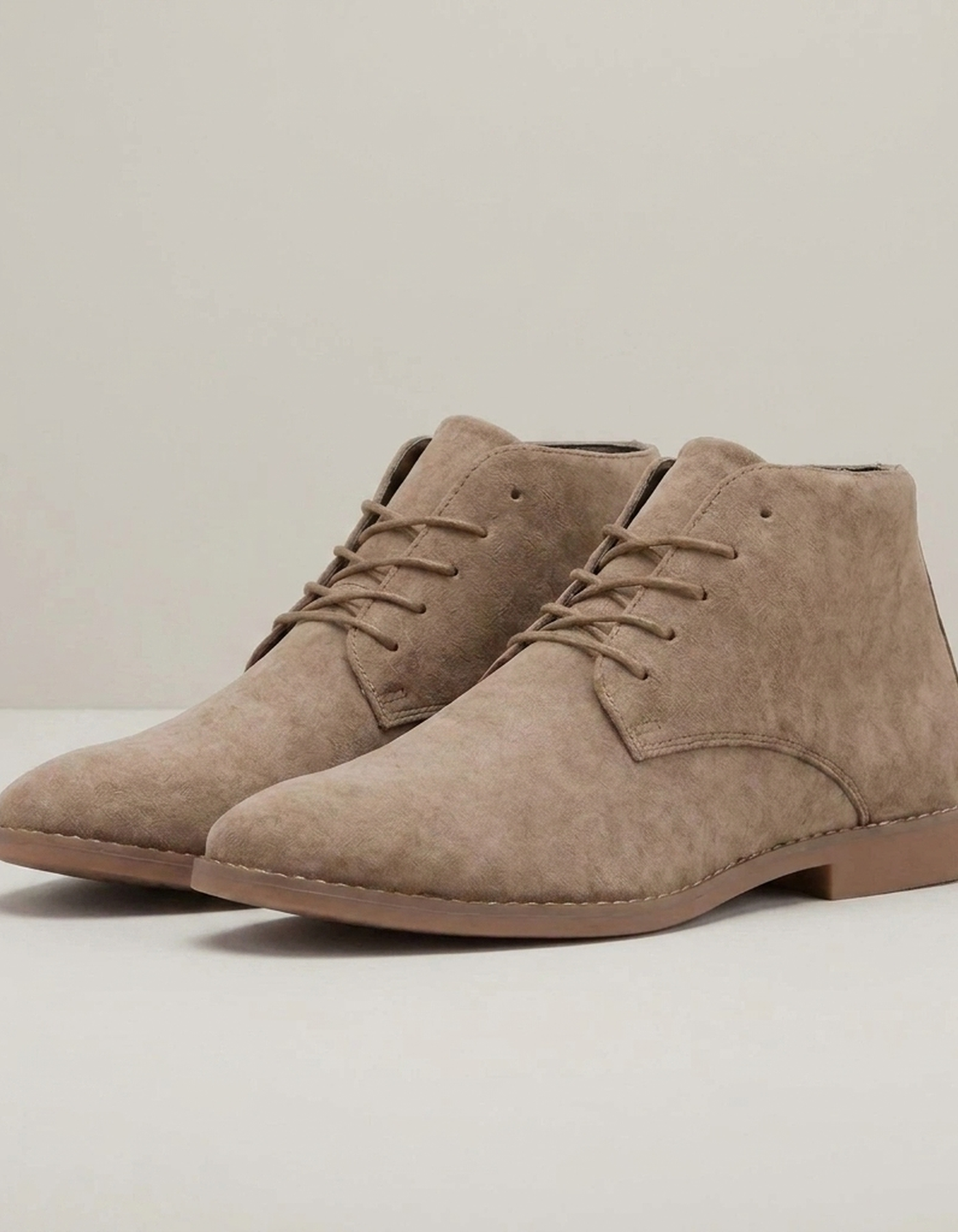 PLUXSTYLE::numise::smart-casual-chelsea-footwear::closeup-detail