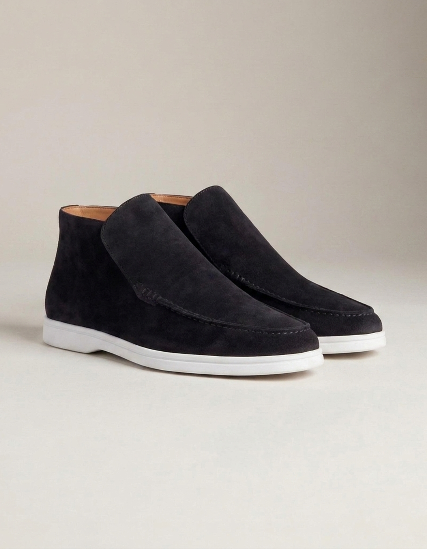 PLUXSTYLE::numise::mens-black-city-loafers::closeup-detail