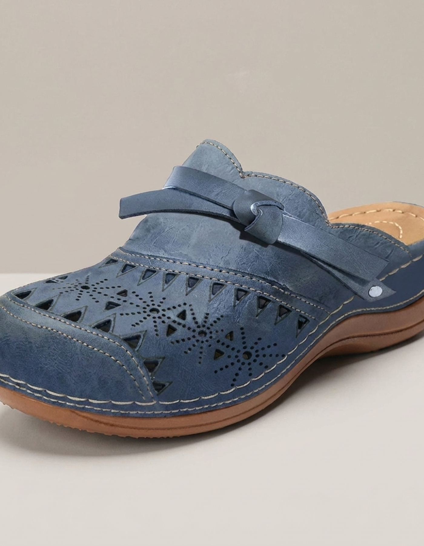 PLUXSTYLE::numise::womens-adjustable-everyday-clogs::closeup-hero