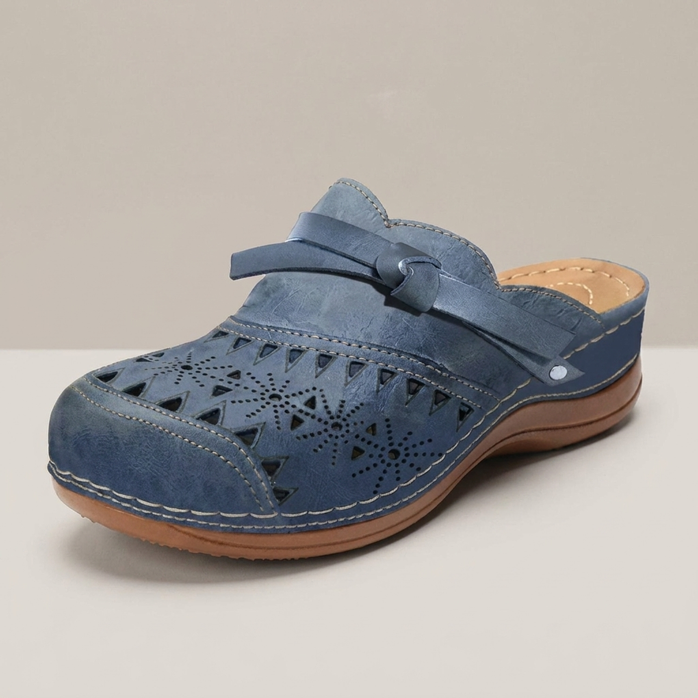 PLUXSTYLE::numise::womens-adjustable-everyday-clogs::closeup-hero