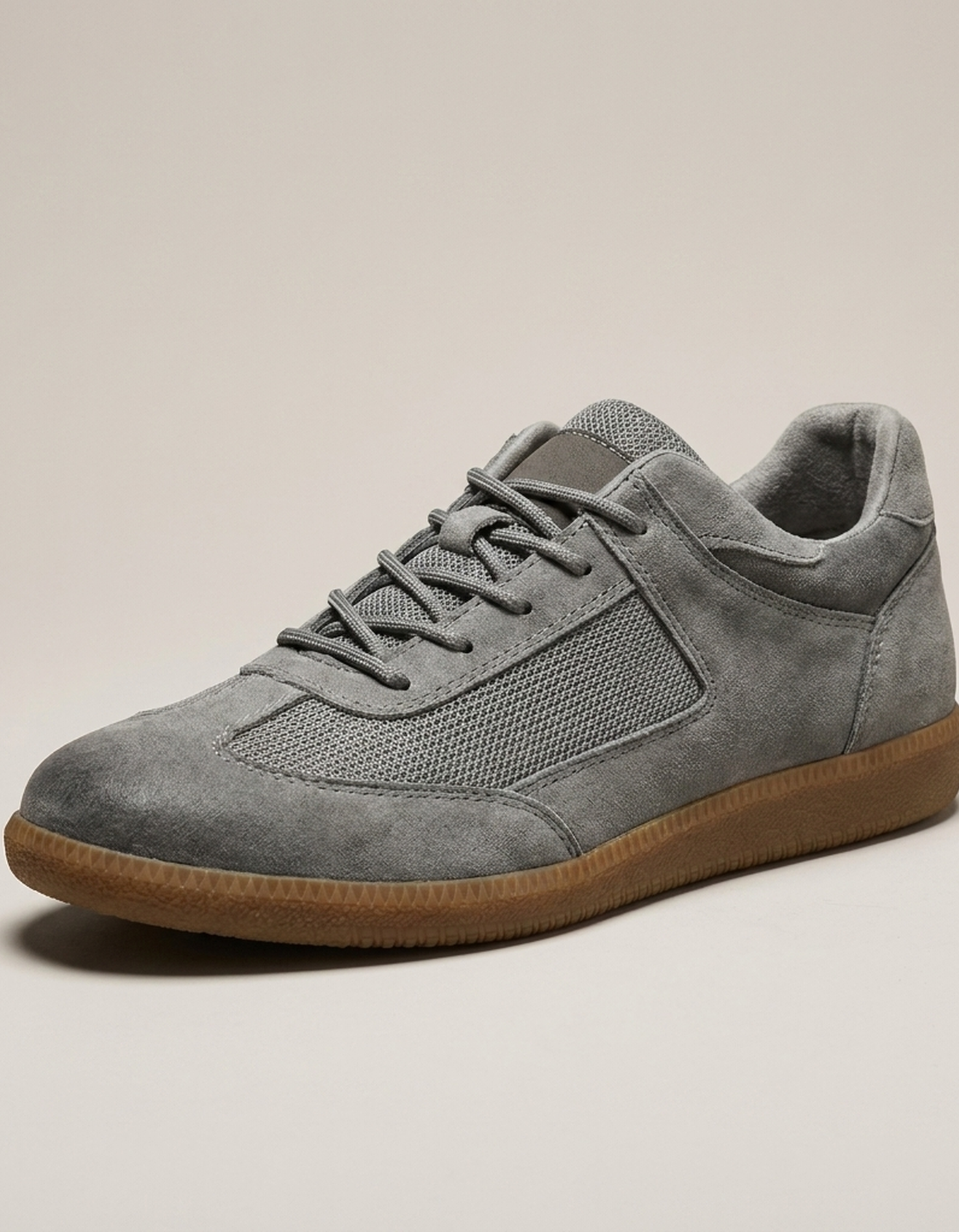 PLUXSTYLE::numise::aprielle-low-cut-sneakers::closeup-hero