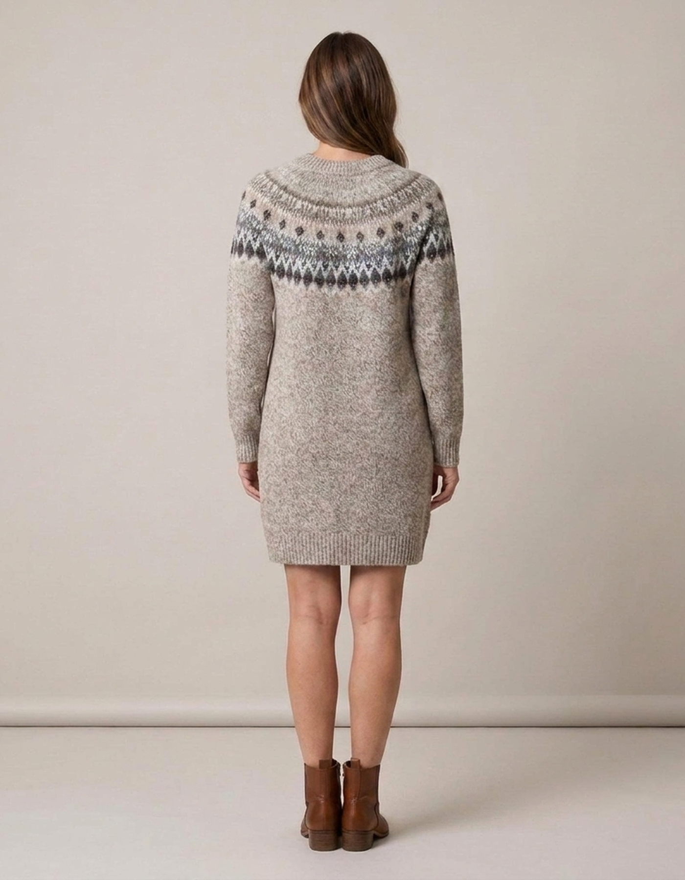 PLUXSTYLE::numise::fair-isle-relaxed-sweater::back