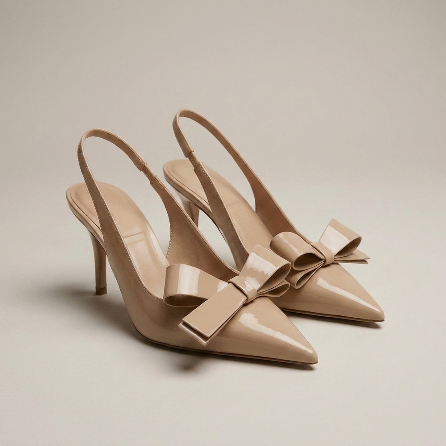 PLUXSTYLE::numise::pointed-toe-bow-slingback-table::closeup-detail