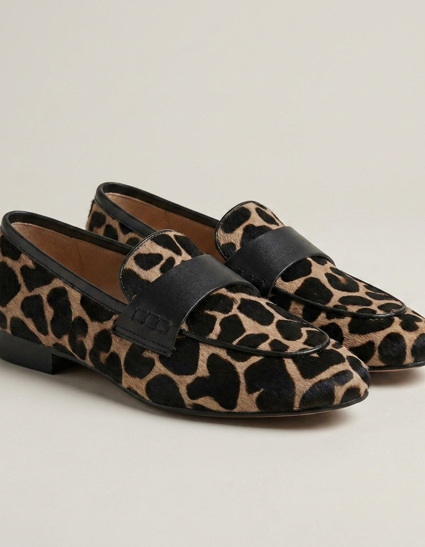 PLUXSTYLE::numise::cushioned-animal-print-loafers::closeup-detail