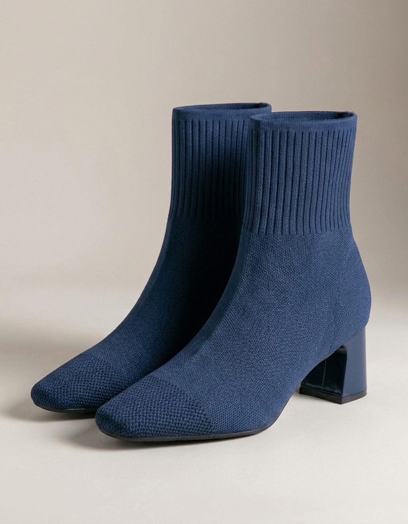 PLUXSTYLE::numise::flex-fit-ankle-boots::closeup-detail